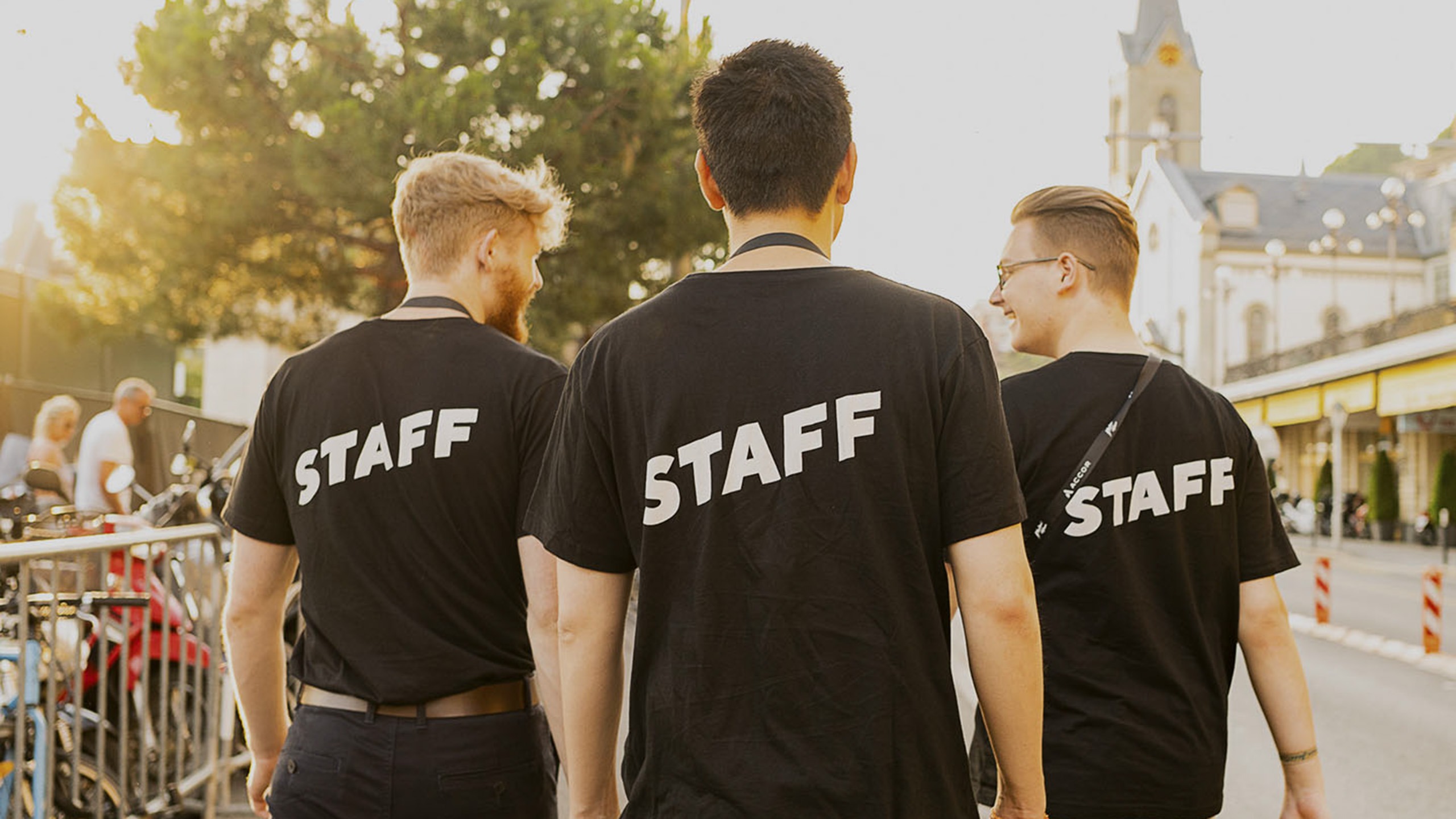 staff-hommes-dos